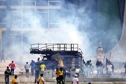 브라질 '대선불복' 폭동에 대통령궁·의회·대법원 다 뚫렸다…7문제 맞히면 국제뉴스 퀴즈왕