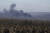 지난 11일 우크라이나 도네츠크주 솔레다르에서 우크라이나군과 러시아군이 전투가 심해지면서 연기가 피어오르고 있다. AP=연합뉴스