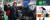 유명 유튜브 채널 '영국남자'에서 영국인 작곡가인 출연자가 '얼씨구야' 음악에 보인 반응(왼쪽). 오른쪽은 안무가 조나 아키가 얼씨구나에 맞춰 춤을 추는 모습. [사진 유튜브 및 인스타그램 캡처]
