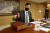 이창용 한국은행 총재가 13일 오전 서울 중구 한국은행에서 열린 2023년 첫 금융통화위원회 회의에서 의사봉을 두드리고 있다. 뉴스1
