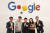 함영주 하나금융그룹 회장(가운데)이 지난 6일 미국 샌프란시스코 실리콘밸리 소재 글로벌 기업 구글(Google) 베이뷰 캠퍼스를 방문, 구글 직원들과 기념 촬영하고 있다. [연합뉴스]