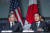 토니 블링컨 국무부 장관(왼쪽)이 13일(현지시간) 워싱턴DC에 있는 미 항공우주국(NASA) 본부에서 열린 우주 협력 협정 서명 행사에서 기시다 후미오 일본 총리가 연설하는 것을 듣고 있다. AP=연합뉴스