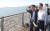 지난해 8월 3일 전북 새만금을 찾은 한덕수(오른쪽) 국무총리가 김관영 전북지사 안내로 신항만 공사 현장을 둘러보고 있다. 연합뉴스