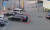 한 남성이 후진하는 차량 쪽으로 다가가다 차량 후미에 몸을 부딪히는 장면. 보배드림 인스타그램 캡처