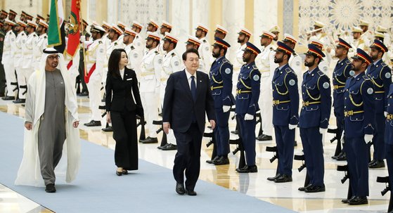 아랍에미리트(UAE)를 국빈 방문 중인 윤석열 대통령이 15일(현지시간) 아부다비 대통령궁에서 열린 공식 환영식에서 의장대를 사열하고 있다. 연합뉴스
