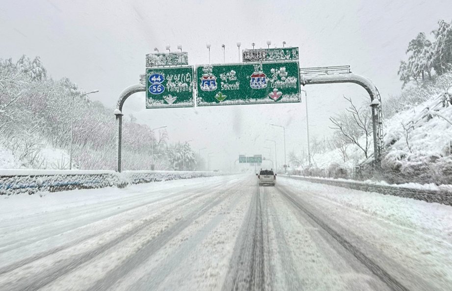 15일 오전 서울양양고속도로 양양 방향 도로에 눈이 쌓여 있다. 뉴스1`
