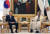 아랍에미리트(UAE)를 국빈 방문 중인 윤석열 대통령이 15일(현지시간) 아부다비 대통령궁에서 무함마드 빈 자예드 알 나흐얀 UAE 대통령과 한-UAE 확대회담을 하고 있다. 연합뉴스