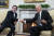 조 바이든 미국 대통령과 기시다 후미오 일본 총리가 13일(현지시간) 미국 백악관에서 만나 회담에 앞서 악수를 하고 있다. AP=연합뉴스 