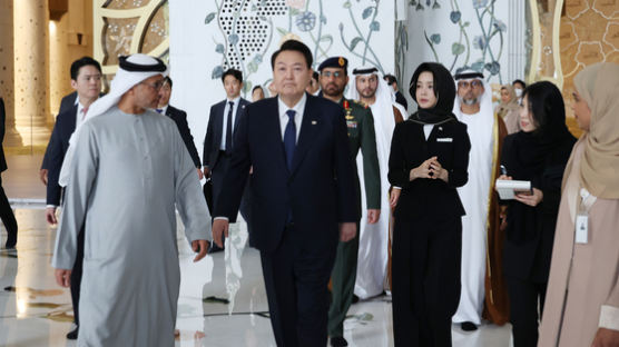 尹대통령, UAE 현충원 참배…현지 최대 일간지에 인터뷰 