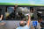 자이르 보우소나루 전 대통령의 지지자들이 의회를 침입한 혐의로 지난 10일 경찰에 잡혀가는 버스 안에서 취재진을 향해 엄지를 들고 있다. AFP=연합뉴스