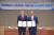 지난해 10월 영남알프스 케이블카 개발사업 실시협약을 한 뒤 이순걸 울주군수(왼쪽)와 영남알프스 케이블카 손호태 대표가 기념촬영을 하고 있다. [사진 울주군]