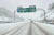 강원 지역에 대설특보가 내려진 15일 오전 서울양양고속도로 양양 방향 도로에 눈이 쌓여 있다. 뉴스1