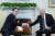 지난 13일(현지시간) 미국 워싱턴 백악관에서 만난 조 바이든 대통령(오른쪽)과 기시다 후미오 일본 총리가 정상회담에 앞서 대통령 집무실에서 이야기를 나누며 악수하고 있다. AFP=연합뉴스