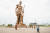 북한 만수대창작사가 서아프리카 베냉의 최대도시 코토누에 건립한 30m규모의 동상의 모습. 사진 베냉 대통령실 트위터 