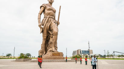 베냉장관 '北이 만든 동상' 발뺌…한글 도면 내밀자 인터뷰 중단