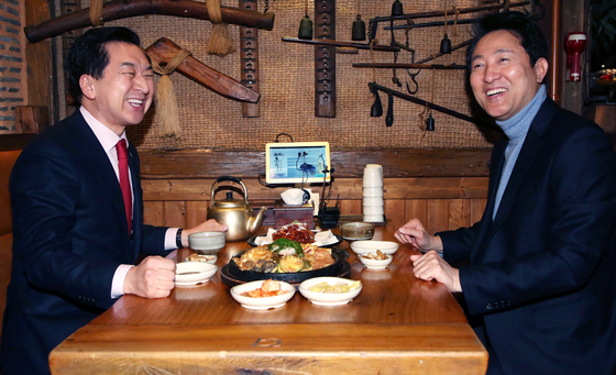 국민의힘 당권 주자인 김기현(왼쪽) 의원과 오세훈 서울시장이 15일 서울 중구의 한 식당에서 만찬 회동을 하고 있다. 뉴스1