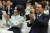 아랍에미리트(UAE)를 국빈방문한 윤석열 대통령과 김건희 여사가 14일 오후(현지시간) 그랜드 하얏트 아부다비에서 열린 UAE 동포간담회에서 손뼉 치고 있다. 뉴스1