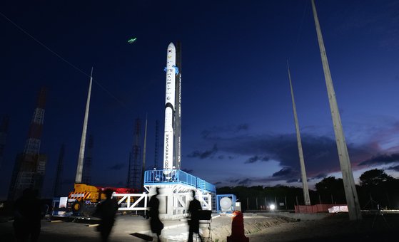 O veículo de lançamento de teste da startup de foguetes espaciais privados da Innospace, Hanbit DLV, aguarda o lançamento da plataforma de lançamento de Alcântara no Brasil. [사진 이노스페이스]