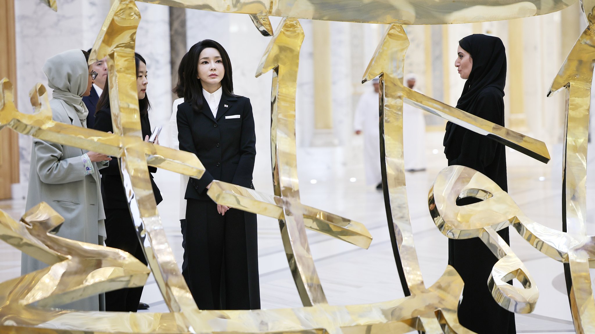김건희 여사가 15일 아부다비 대통령궁을 방문해 내부를 둘러보고 있다. 연합뉴스