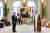 최태원 대한상공회의소 회장이 15일(현지시간) 아랍에미리트(UAE) 아부다비 대통령궁에서 열린 한-UAE 양해각서(MOU) 체결식에서 윤석열 대통령과 무함마드 빈 자이드 알 나하얀 UAE 대통령이 지켜보는 가운데 기념촬영을 하고 있다. 연합뉴스