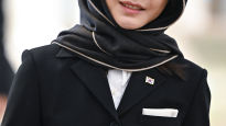 샤일라 썼다가, 군복 입었다가…김건희 여사 UAE 패션 눈길