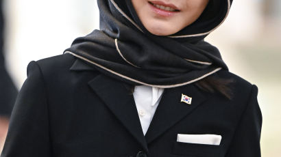 샤일라 썼다가, 군복 입었다가…김건희 여사 UAE 패션 눈길