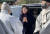 국민의힘 나경원 전 의원이 17일 대구 동구 팔공총림 동화사를 찾아 관계자들과 인사하고 있다. 연합뉴스