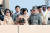 2018년 3월 27일(현지시각) 아랍에미리트(UAE)를 공식 방문했던 문재인 당시 대통령과 김정숙 여사가 아부다비에 주둔하고 있는 아크부대를 찾아 부대에서 운용 중인 소총을 조준해 보고 있는 모습. 사진 청와대사진기자단
