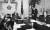 1982년 1월 26일 전두환 대통령이 김준성 부총리 겸 경제기획원 장관(오른쪽에서 둘째)에게서 새해 업무계획을 보고받고 있다. 같은 해 1월 5일에 맞춰 야간 통행금지가 해제됐다. [중앙포토]