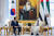지난 15일 아랍에미리트 수도 아부다비 대통령궁에서 이 나라를 국빈방문한 윤석열 대통령(왼쪽)과 회담하는 무함마드 빈 자이드 알나하얀 아랍에미리트 대통령. [AFP=연합뉴스]