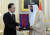 2012년 10월 아랍에미리트를 방문 중이던 당시 이명박 대통령이 아랍에미리트 알아인 알-라우다궁에서 열린 양국 정상회담에서 칼리파 빈 자이드 알 나흐얀 당시 UAE 대통령에게 무궁화 대훈장을 주고 있다. 연합뉴스