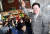 더불어민주당 이재명 대표가 18일 오후 서울시 마포구 망원시장을 방문, 시민에게 인사하고 있다. 연합뉴스