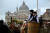 17일 바티칸 성베드로광장에서 당나귀 위에 놓인 바구니 안에 탄 어린이들. AFP=연합뉴스