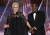 지난 10일(현지시각) 제80회 미국 골든글로브 시상식에서 수상자 발표를 위해 무대에 오른 제이미 리 커티스(왼쪽)와 트레이시 모건. AP=연합뉴스