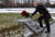 블라디미르 푸틴 러시아 대통령이 18일 '레닌그라드(현 상트페테르부르크) 봉쇄 해제 80주년'을 맞아 당시 희생자들이 묻힌 상트페테르부르크의 피스카료프스코예 기념 묘지를 찾아 헌화하고 있다. AFP=연합뉴스