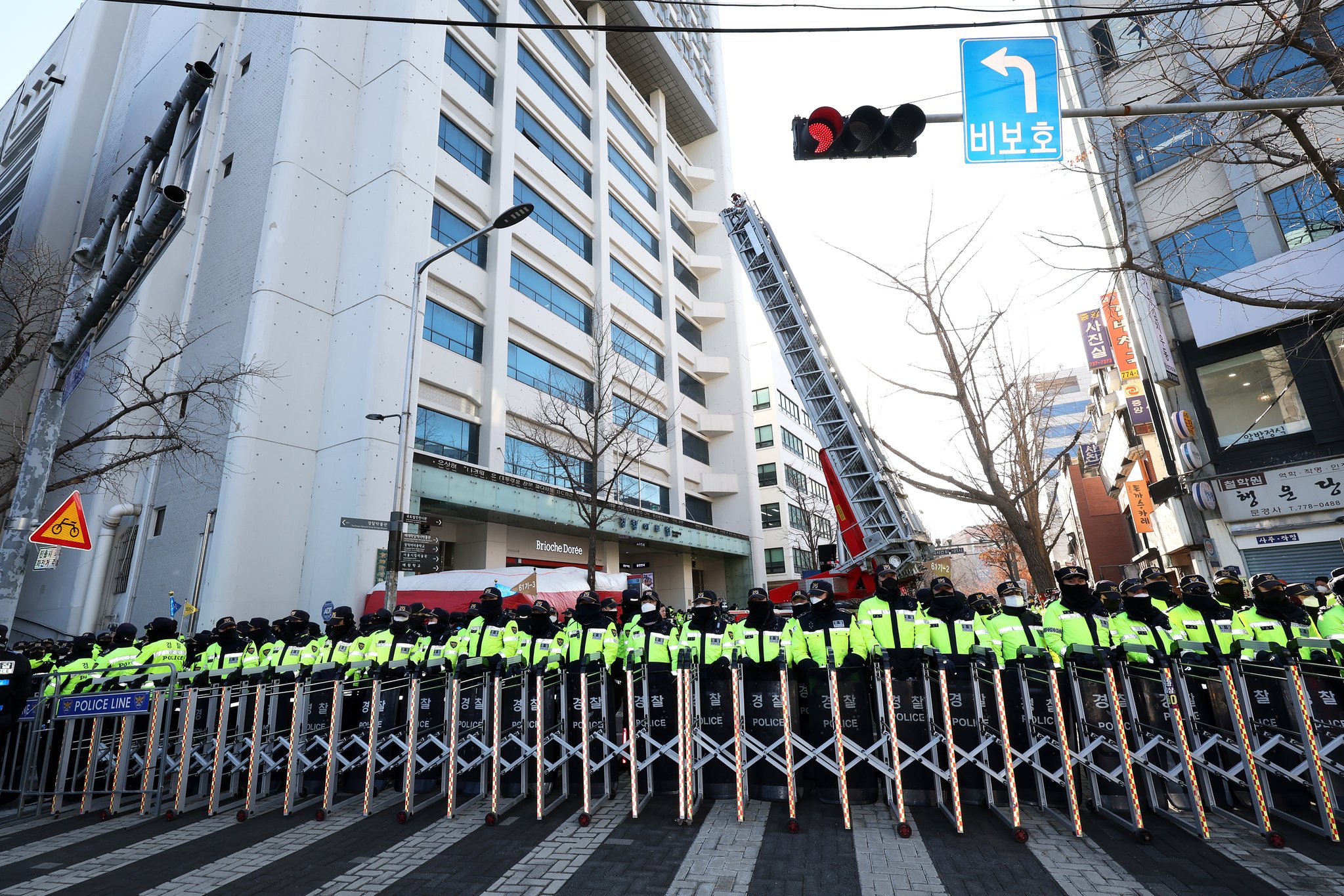 건물 앞에 배치된 경찰 병력과 사다리차. 장진영 기자