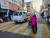 정 할머니가 지난 11일 서울 화곡동에서 106㎏이 넘는 수레를 끌고 차량 옆을 지나고 있다. 정 할머니는 "좁은 길을 지나다보니 운전자들이 성을 내는 경우도 있다"고 말했다. 이찬규 기자