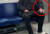 서울 지하철 1호선 안에서 마스크를 턱까지 내린 채 담배를 피우는 남성의 모습이 포착됐다. 사진 온라인 커뮤니티 캡처