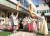 설 연휴를 이틀 앞둔 19일 오전 대구 북구 대원유치원에서 한복을 곱게 차려입은 어린이들이 윷놀이 체험을 하고 있다. 뉴스1