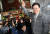 더불어민주당 이재명 대표(오른쪽)가 18일 서울 마포구 망원시장을 방문해 시민들에게 인사하고 있다. 이날 이 대표는 검찰의 소환 통보에 대해 “오는 28일 토요일에 출석하겠다”고 말했다. [연합뉴스]