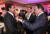 18일(현지시간) 다보스 아메론 호텔에서 열린 '한국의 밤' 행사에서 최태원 대한상의 회장(오른쪽)이 참석자와 대화하고 있다. 연합뉴스