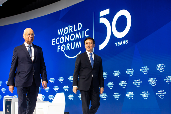 지난 2020년 1월 21일 한정(오른쪽) 중국 부총리가 크라우스 슈왑(왼쪽) 세계경제포럼 창시자와 단상에 오르고 있다. 한정 부총리는 오는 3월 중국 차기 국가부주석에 오를 전망이다. 사진=WEF