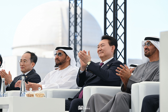 윤석열 대통령과 모하메드 빈 자이드 알 나흐얀 아랍에미리트(UAE) 대통령이 지난 16일 오후(현지시간) UAE 아부다비 알다프라 바라카 원자력 발전소에서 열린 3호기 가동 기념 행사에서 손뼉 치고 있다. 사진 대통령실