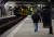 프랑스 수도 파리의 몽파르나스역에서 19일 오전(현지시간) 한 남성이 텅 빈 플랫폼을 걸어가고 있다. 로이터=연합뉴스