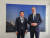 최태원(왼쪽) SK그룹 회장이 18일(현지시간) 스위스 다보스에서 알렉산다르 부치치 세르비아 대통령과 만나 경제협력 방안을 논의하고 2030 부산엑스포 유치 지원을 요청한 뒤 기념촬영을 하고 있다. 사진 SK그룹