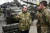벤 월리스 영국 국방장관(왼쪽)이 19일(현지시간) 에스토니아의 타파 군사 캠프를 방문했을 때의 모습. AP=연합뉴스 
