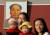 저출산이 심화된 중국의 베이징 천안문 광장에서 두 여성이 아이를 안은 채 사진을 찍고 있다. 마오쩌둥 초상화가 보인다. [로이터=연합뉴스 ]
