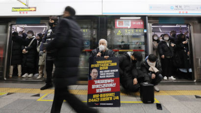 전장연 4호선 지하철 시위 재개…서울시 '무관용 원칙' 대응