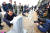 지난 17일 오후 서울 동작구 국립서울현충원 장교 묘역에서 황일봉 5·18 부상자회 회장이 헌화를 한 뒤 묘비를 어루만지고 있다. 연합뉴스