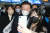 더불어민주당 이재명 대표가 설 연휴를 하루 앞둔 20일 오전 서울 용산역에 설 귀성인사를 하던 도중 한 시민과 사진을 찍고 있다. 연합뉴스
